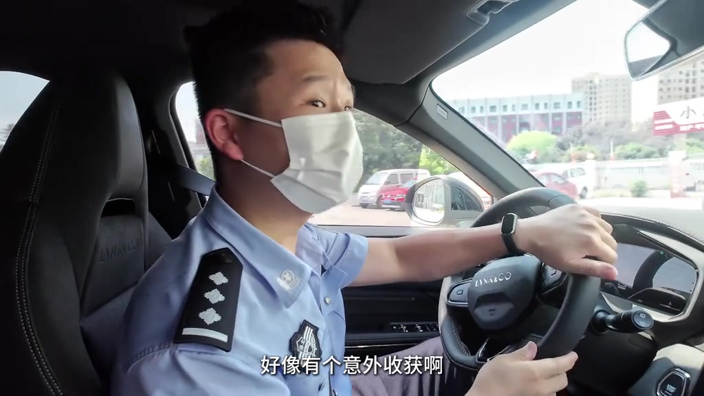 孝警阿特抓非法改装🚘️车主竟将车标和轮毂换成科比的Logo😂